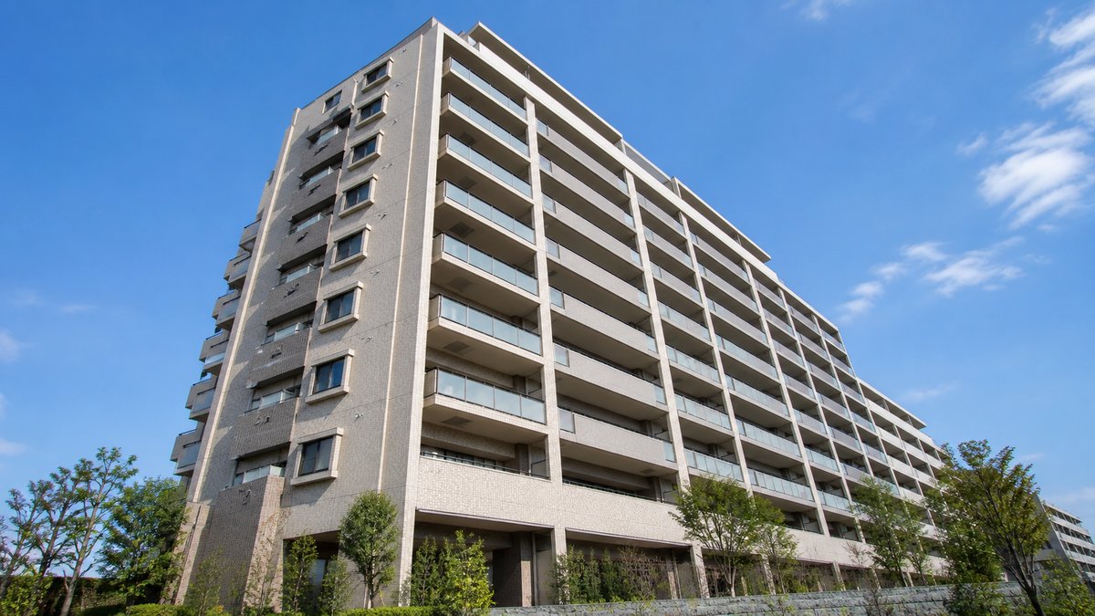 売却活動中の都心の中古マンションの外観